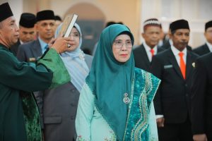 Prof.-Dr.-Hj.-Nida-Mufidah-M.Pd_.-saat-diambil-sumpahnya-untuk-menjadi-Rektor-UIN-Antasari-Foto-Humas-Kemenag-RI