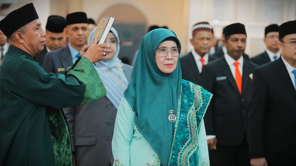 Prof.-Dr.-Hj.-Nida-Mufidah-M.Pd_.-saat-diambil-sumpahnya-untuk-menjadi-Rektor-UIN-Antasari-Foto-Humas-Kemenag-RI